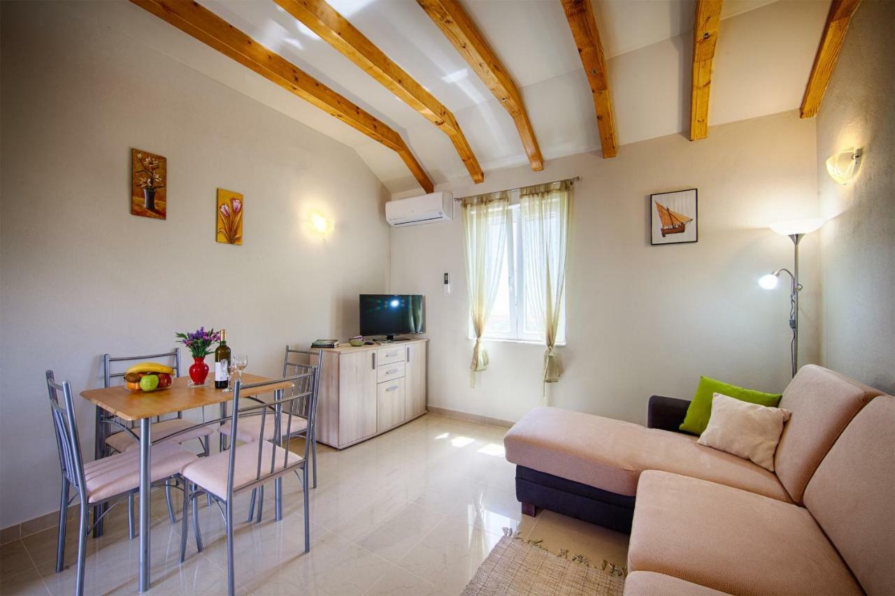 Betini Apartments - Authentic Island Escape Komiža Exterior foto