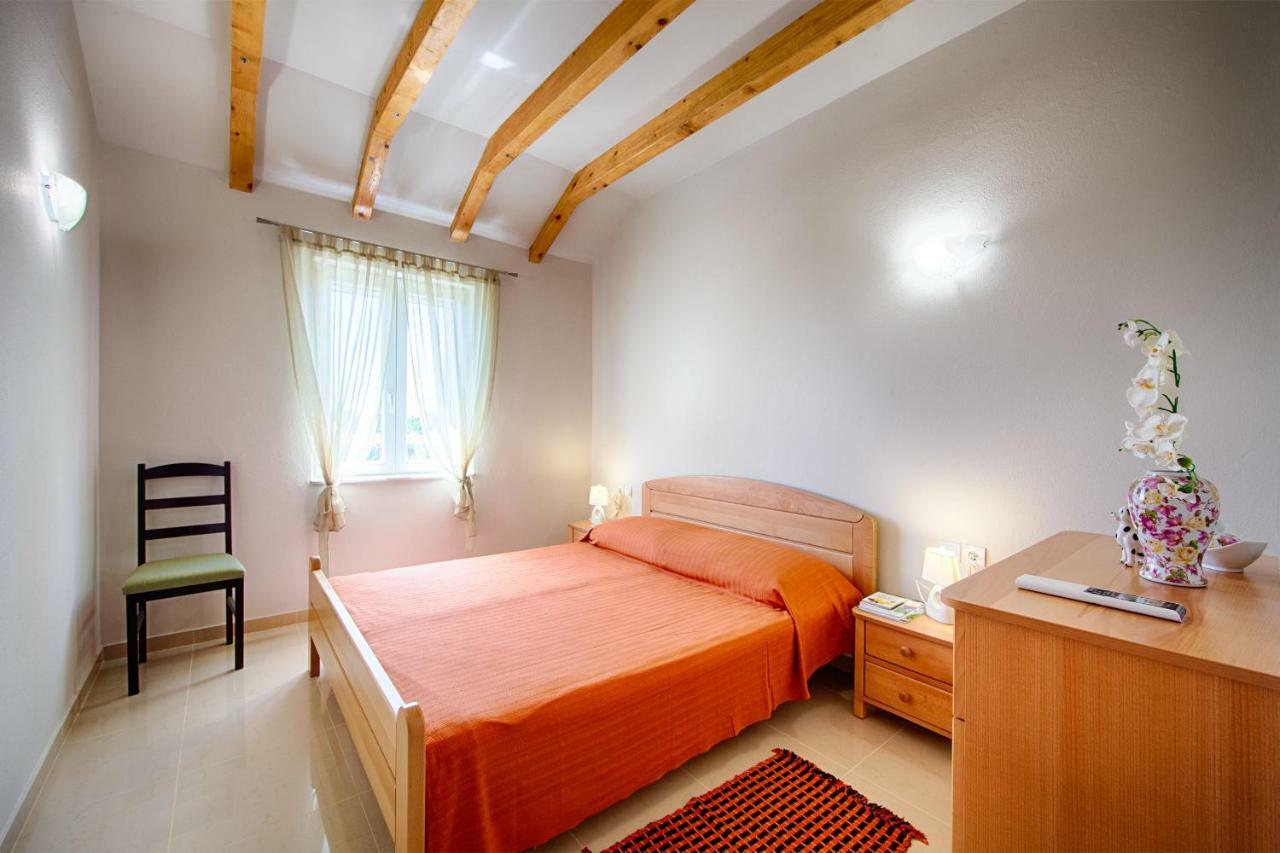 Betini Apartments - Authentic Island Escape Komiža Exterior foto