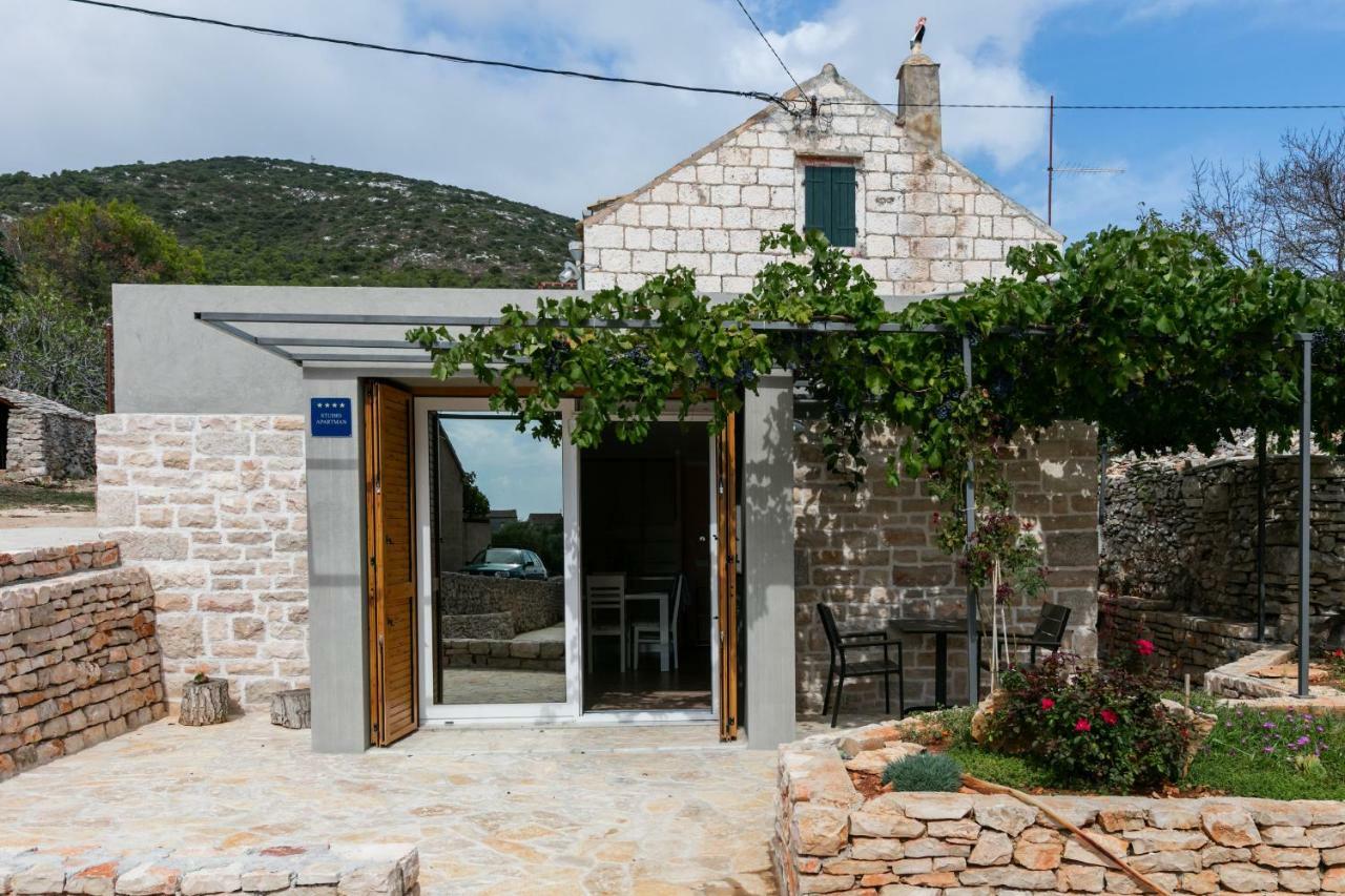 Betini Apartments - Authentic Island Escape Komiža Exterior foto